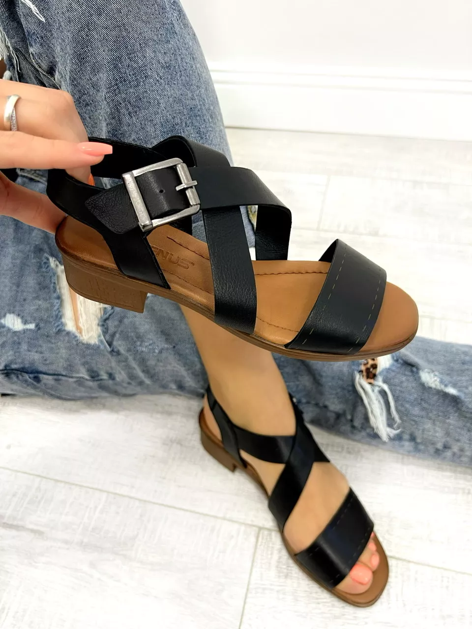 Leather sandals D657 - VNS - CROSS STRAP - BLACK