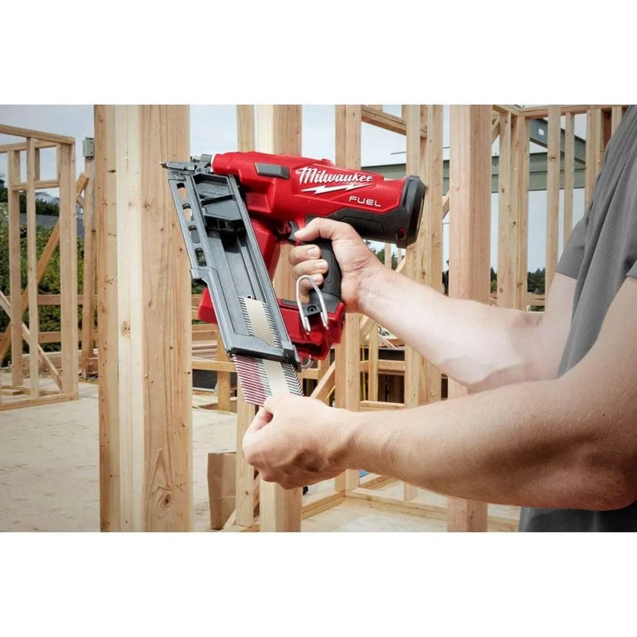 Milwaukee M18FFN-401X 18V Fuel First Fix Angled Nail Gun with 1x 4.0Ah Battery
